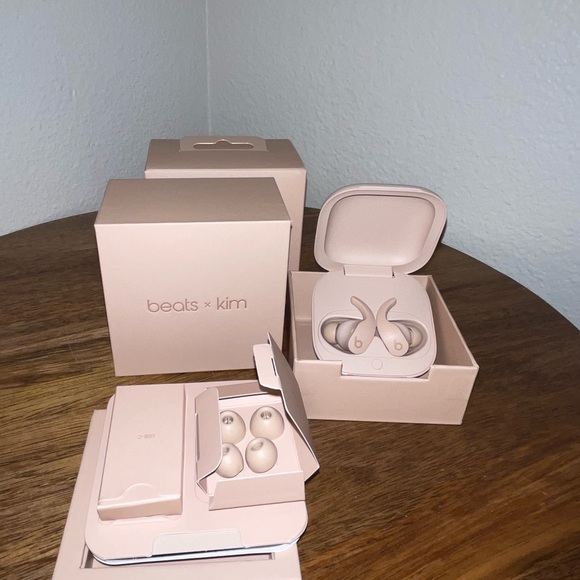 Beats Fit Pro x Kim Kardashian - Moon - Picture 7 of 8